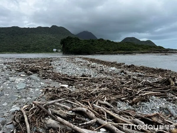 ▲花蓮公告漂流木撿拾區域並自即日起開放撿拾，鼓勵合法搬運。（圖／花蓮縣政府提供，下同）