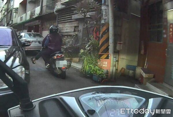 ▲毒蟲情侶情騎機車違規，見警攔查騎車高速蛇行逃竄。（圖／桃園警分局提供）