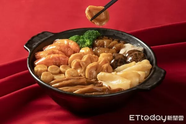 ▲台南大員皇冠假日酒店彩豐樓，富貴年菜港式盆菜層疊珍饈12/31前早鳥9折。（記者林東良翻攝，下同）