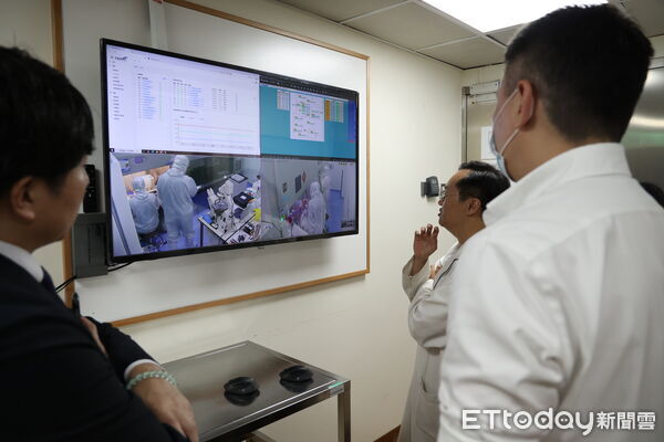 ▲▼疼痛科主任王柏凱醫師希望以幹細胞治療，幫助病人喚醒身體內的修復工程，延長膝蓋使用年限。（圖／慈濟醫學中心提供，下同）