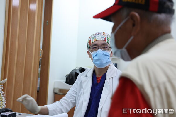 ▲▼疼痛科主任王柏凱醫師希望以幹細胞治療，幫助病人喚醒身體內的修復工程，延長膝蓋使用年限。（圖／慈濟醫學中心提供，下同）