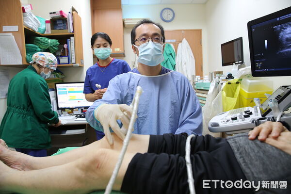 ▲▼疼痛科主任王柏凱醫師希望以幹細胞治療，幫助病人喚醒身體內的修復工程，延長膝蓋使用年限。（圖／慈濟醫學中心提供，下同）