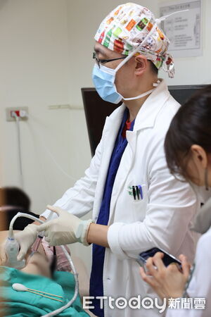 ▲▼疼痛科主任王柏凱醫師希望以幹細胞治療，幫助病人喚醒身體內的修復工程，延長膝蓋使用年限。（圖／慈濟醫學中心提供，下同）