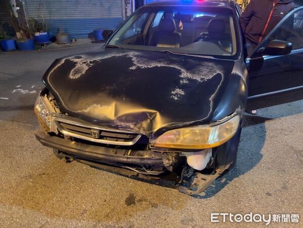 ▲苗栗縣竹南鎮龍山路和龍安街路口，今晨發生2車碰撞事故，其中1車翻覆後波及路旁2部機車和1輛轎車。（圖／記者楊永盛翻攝）