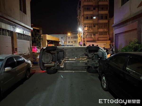 ▲苗栗縣竹南鎮龍山路和龍安街路口，今晨發生2車碰撞事故，其中1車翻覆後波及路旁2部機車和1輛轎車。（圖／記者楊永盛翻攝）