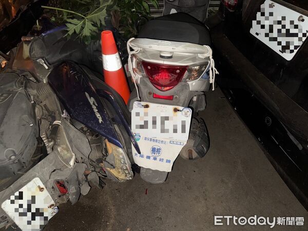 ▲苗栗縣竹南鎮龍山路和龍安街路口，今晨發生2車碰撞事故，其中1車翻覆後波及路旁2部機車和1輛轎車。（圖／記者楊永盛翻攝）