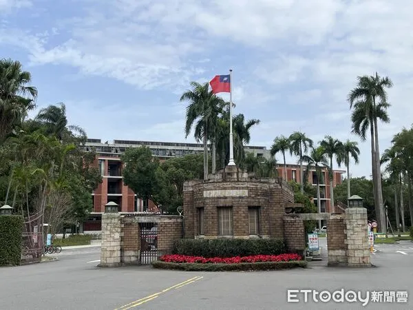 ▲▼台大大門，台大校門，椰林大道。（圖／記者許敏溶攝）