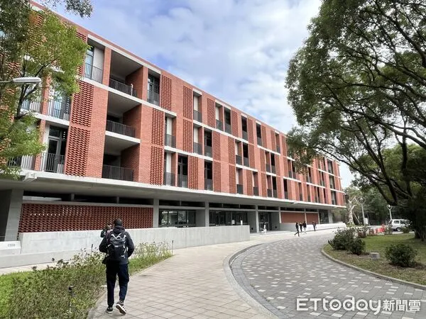 ▲▼耗資12億元、前後花費十餘年才落成的台大人文館，榮獲美國ACI「混凝土奧斯卡」獎項。（圖／記者許敏溶攝）