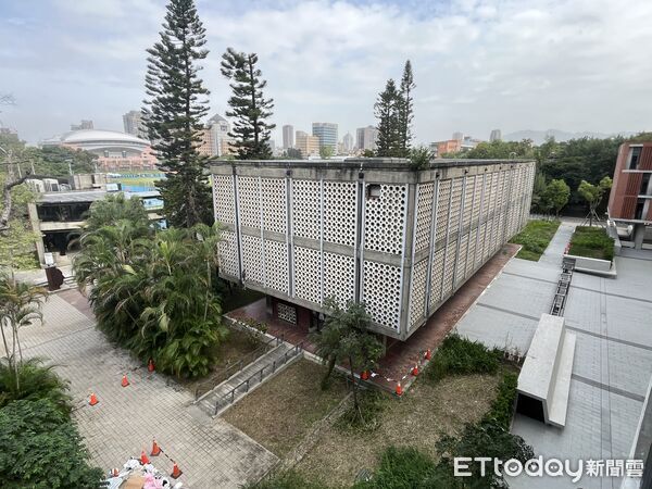 ▲▼前後花費十餘年才落成的台大人文館，榮獲美國ACI「混凝土奧斯卡」獎項。圖為人文館旁邊的「洞洞館」農業陳列館。（圖／記者許敏溶攝）