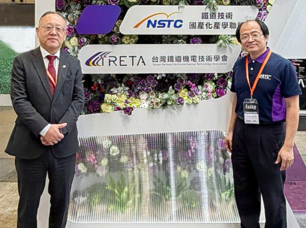 ▲▼高鐵董事長史哲(左)與鐵道技術中心教授張簡嘉壬(右)於出席鐵道技術展。（圖／高鐵公司提供）