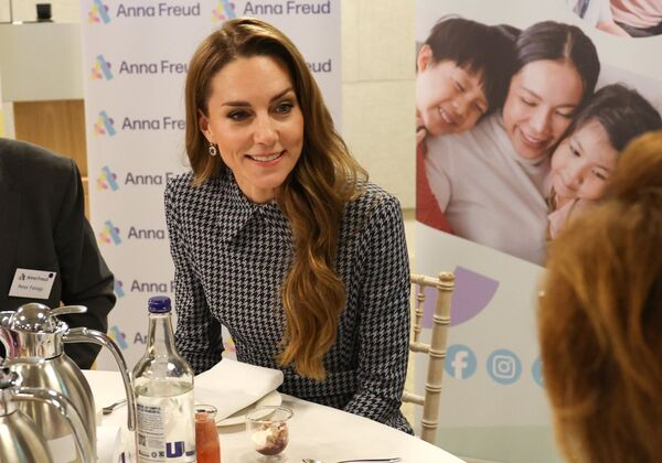 凱特王妃探訪兒童心理健康慈善機構，穿回3年前的舊衣。（翻攝X@annafreuduk）