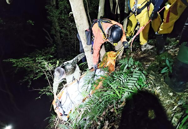 ▲桃園市消防局特搜義消以人力搬運罹難獵人遺體，歷經7小時順利完成下山。（圖／桃園消防局提供）