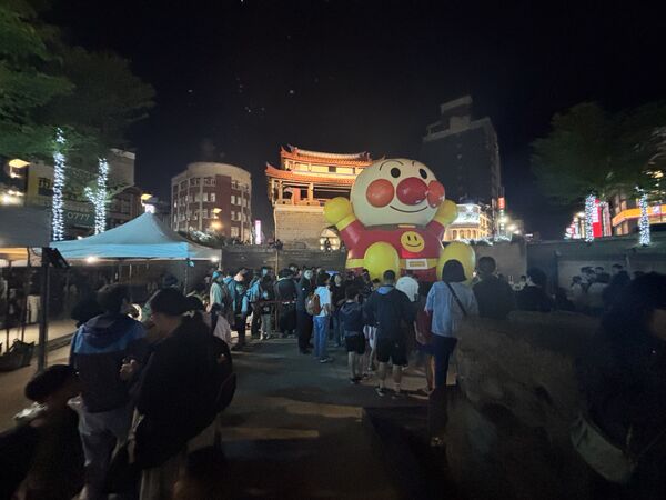 ▲高6公尺的「麵包超人氣偶」是「新竹冬日童樂會」最受矚目亮點，市府宣布延長至年底。（圖／新竹市城銷處提供）