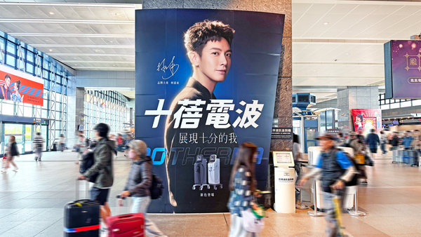 ▲北捷歲末燈箱全面換季。（圖／記者劉亮亨攝）