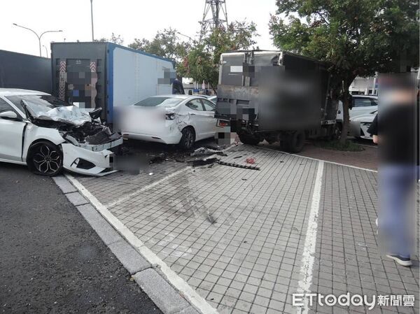 ▲楊梅休息站發生嚴重車禍，汽車連撞5車釀3傷。（圖／記者沈繼昌翻攝，下同）