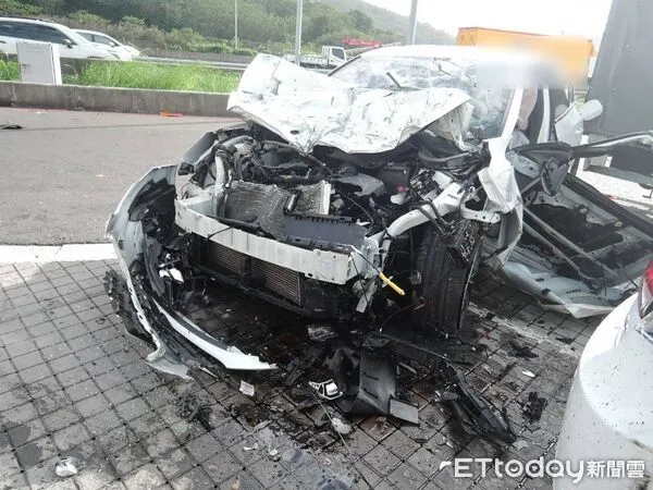 ▲楊梅休息站發生嚴重車禍，汽車連撞5車釀3傷。（圖／記者沈繼昌翻攝，下同）