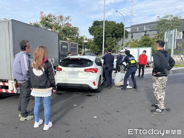 ▲楊梅休息站發生嚴重車禍，汽車連撞5車釀3傷。（圖／記者沈繼昌翻攝，下同）