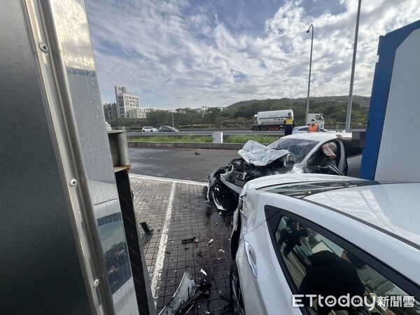 ▲楊梅休息站發生嚴重車禍，汽車連撞5車釀3傷。（圖／記者沈繼昌翻攝，下同）