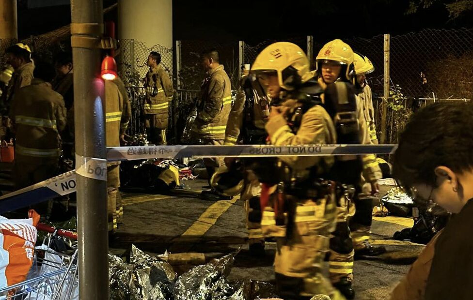 港消防員搶救宏福苑累壞了！　休息區堆滿民眾熱心捐贈物資