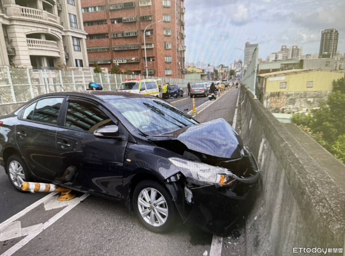 桃園中豐陸橋混亂瞬間曝！衰遭跨線轎車撞　自小客180度甩尾再撞