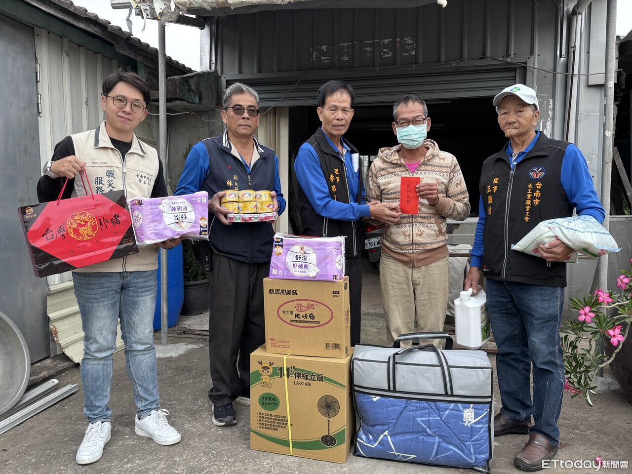 台南勞工局攜木工工會歲末送暖　王鑫基親送弱勢家庭愛心物資