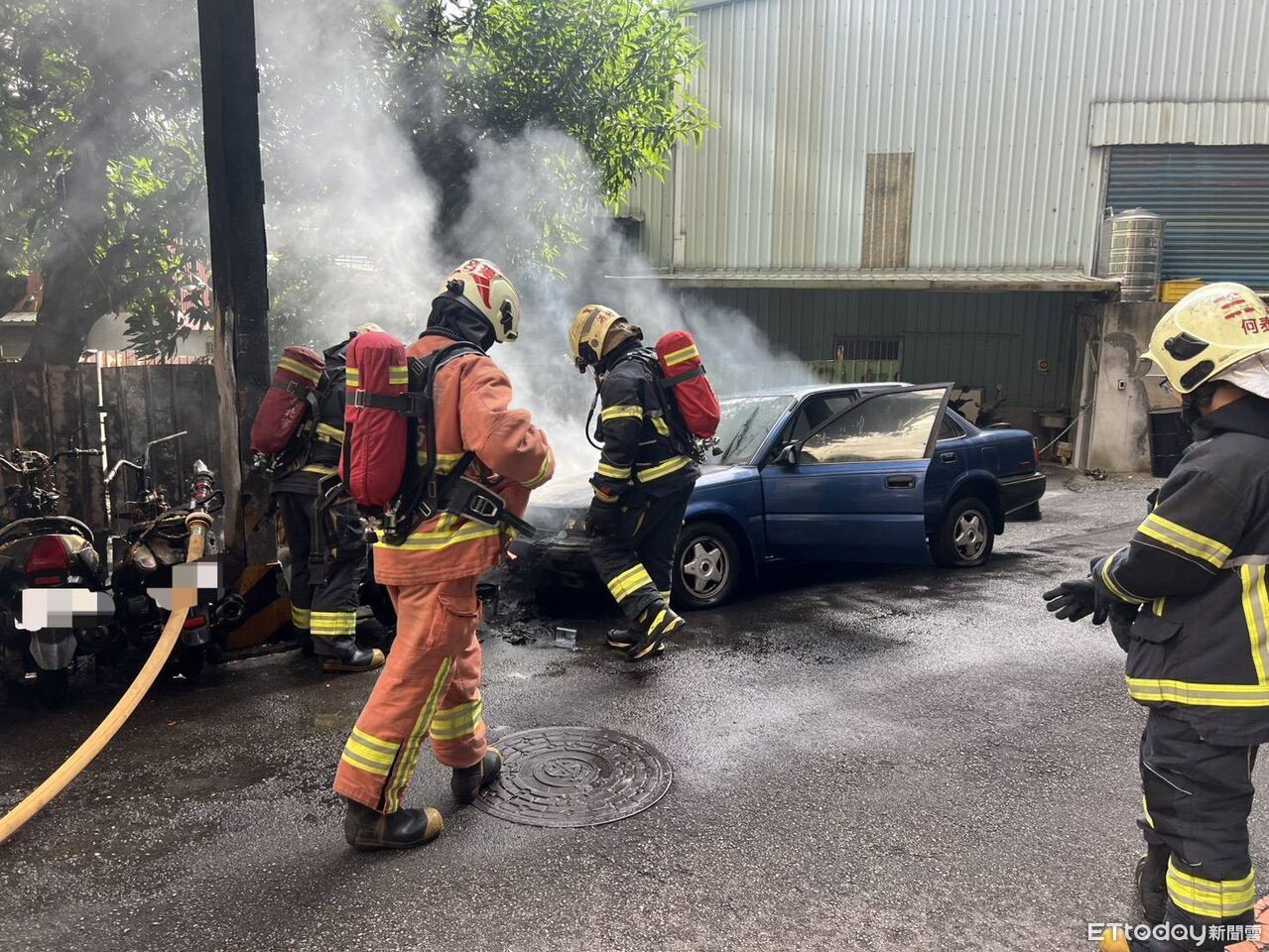 快訊／新北三重巷內火燒車　燃燒「6機車1汽車」還波及變電箱