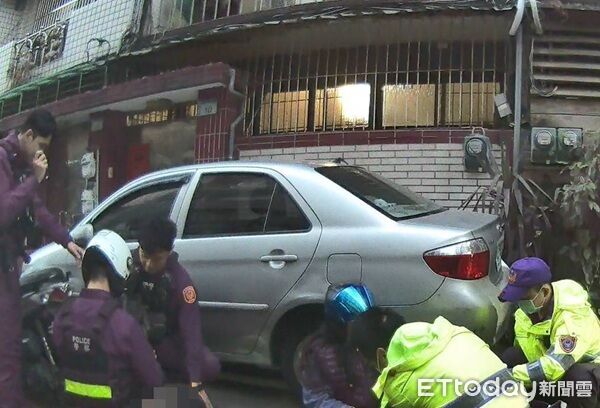 毒男蛇行狂飆躲臨檢！害貧血女友頭暈軟腳跌地　一查也是通緝犯