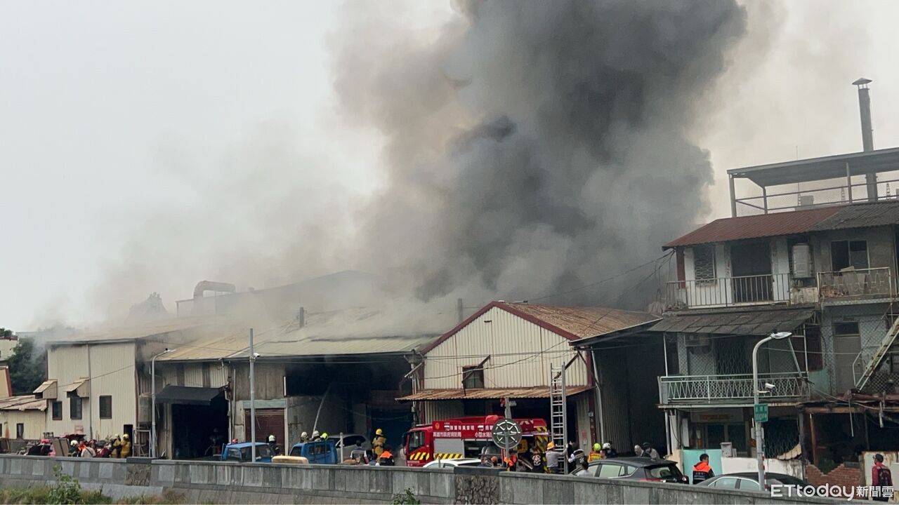 快訊／濃煙竄天畫面曝！高雄烤漆廠起火狂燒　26車63人灌救中
