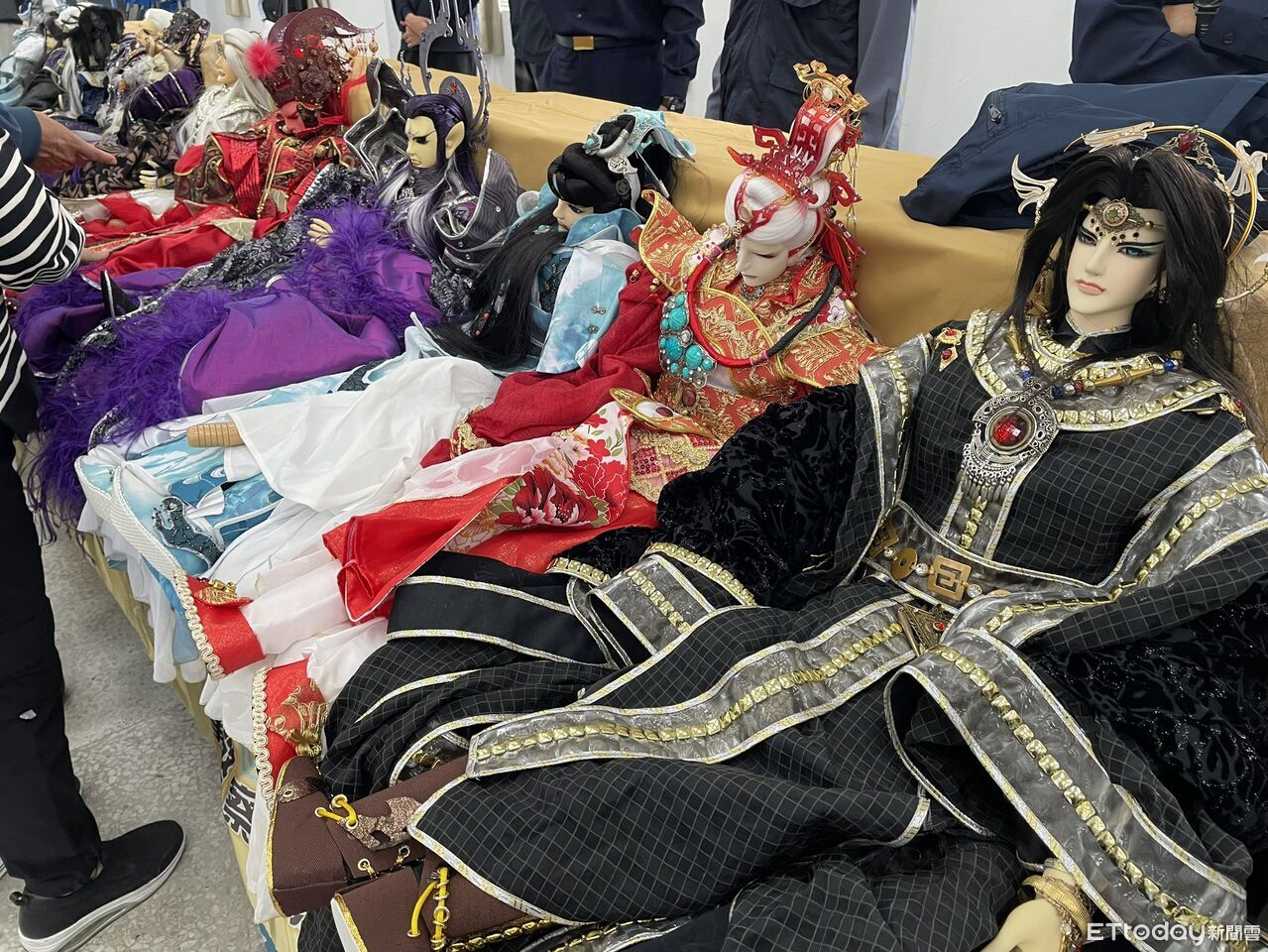 屏東警剿滅48詐團！查緝詐團上億資金　還賣仿冒布袋戲玩偶騙錢