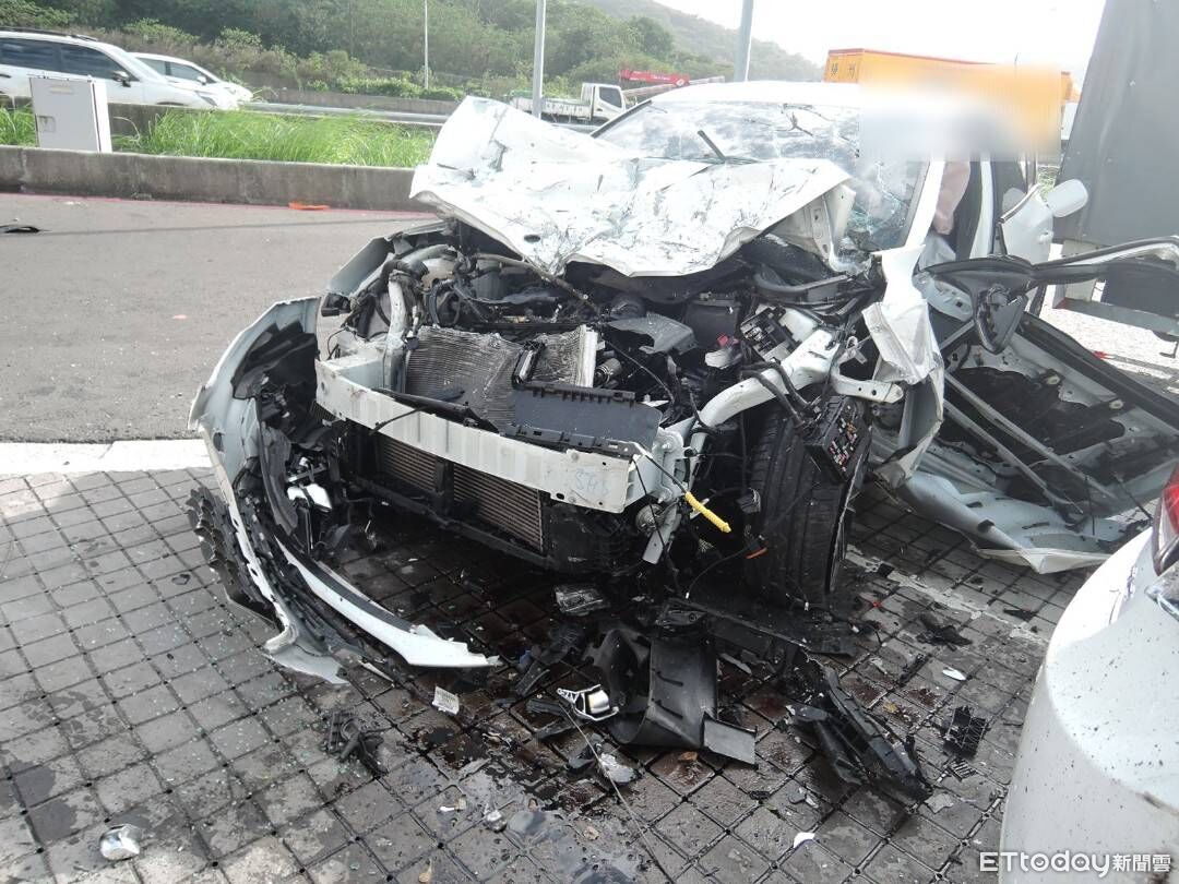 23歲男疑輔助駕駛分心!楊梅休息站「連撞5車」釀3傷 現場畫面曝光