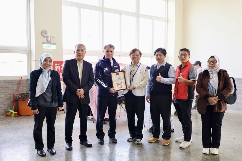 ▲新北勞工局秋冬送暖 禦寒物資關懷外籍漁工。（圖／新北市勞工局提供）