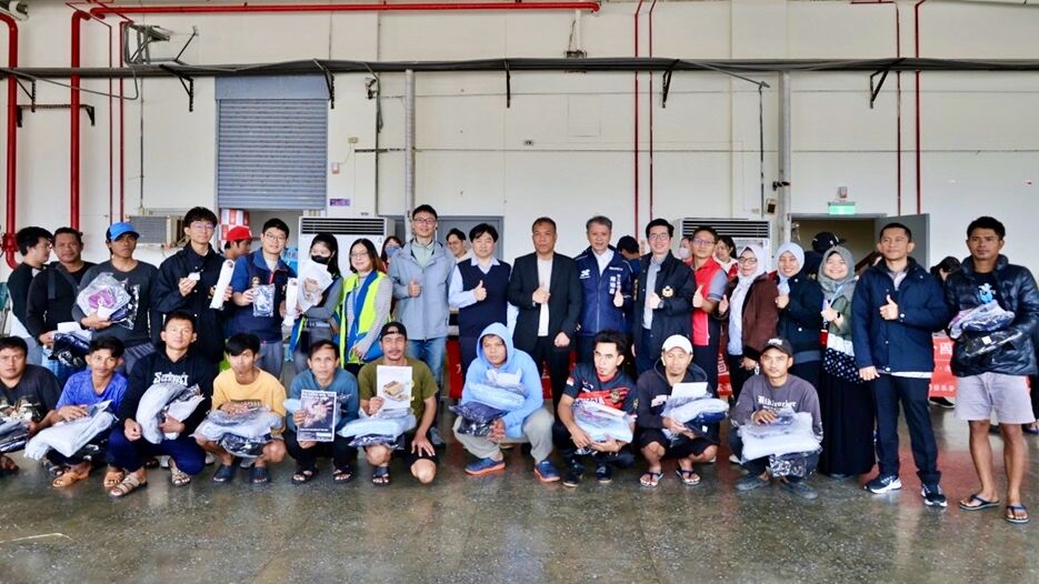 ▲新北勞工局秋冬送暖 禦寒物資關懷外籍漁工。（圖／新北市勞工局提供）