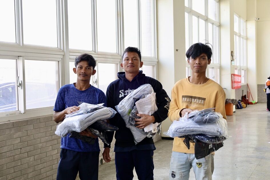 ▲新北勞工局秋冬送暖 禦寒物資關懷外籍漁工。（圖／新北市勞工局提供）