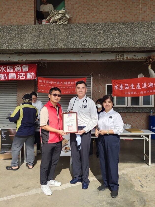 ▲新北勞工局秋冬送暖 禦寒物資關懷外籍漁工。（圖／新北市勞工局提供）