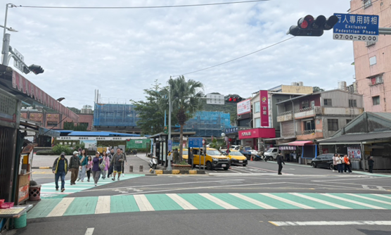 ▲瑞芳首設對角行穿線與行人專用時相。（圖／新北市交通局提供）
