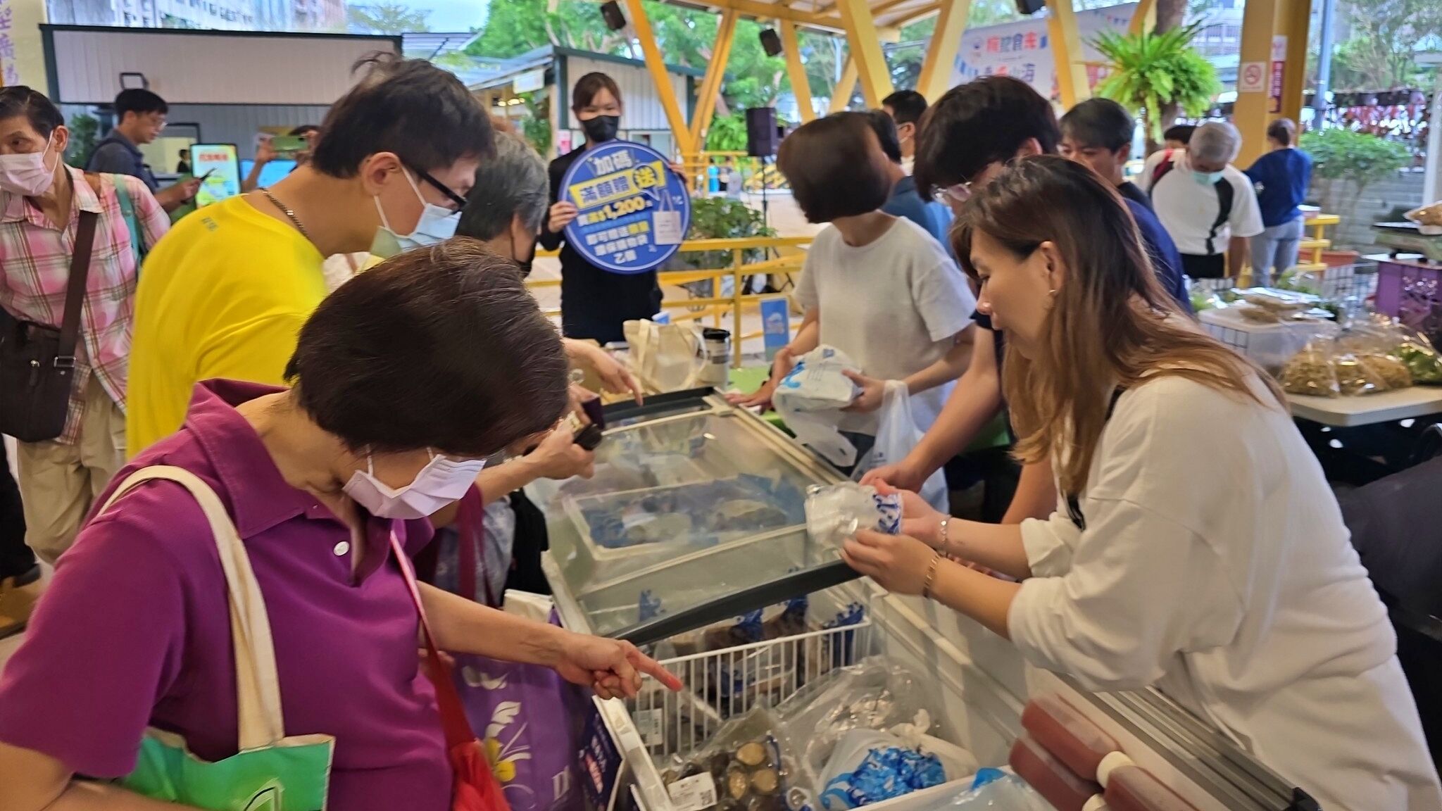 ▲新北推「搶鱻展售」希望廣場開賣。（圖／新北市漁業處提供）