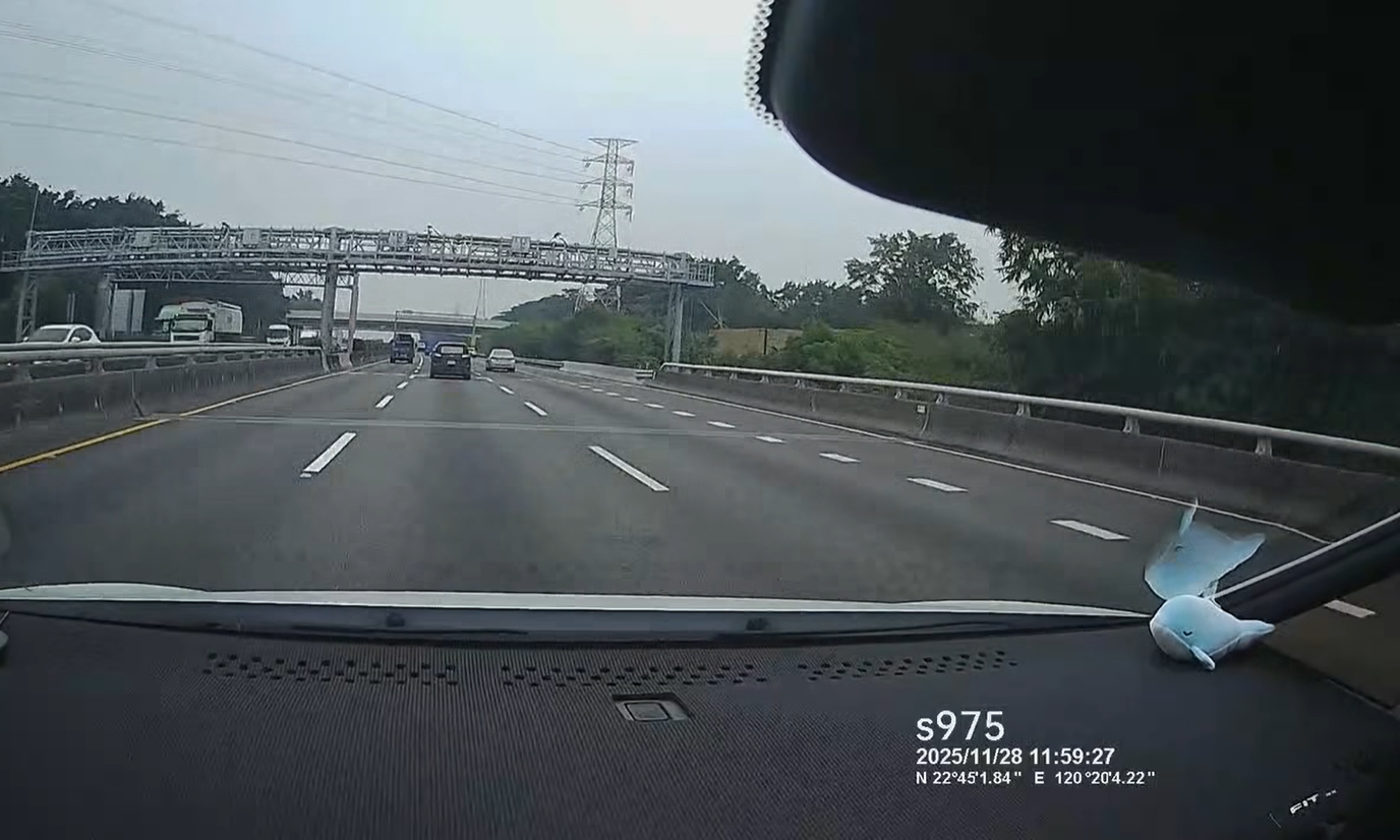 ▲▼國道一號北上路段發生驚險一幕，前方車輛車門突然打開、一名男子掉落在地上翻滾。（圖／翻攝臉書／爆料公社）