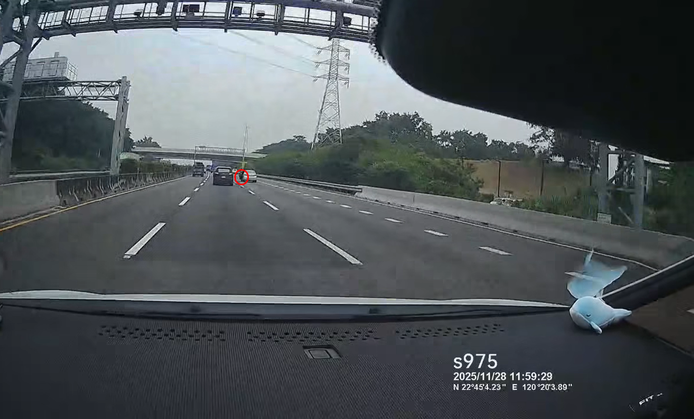 ▲▼國道一號北上路段發生驚險一幕，前方車輛車門突然打開、一名男子掉落在地上翻滾。（圖／翻攝臉書／爆料公社）