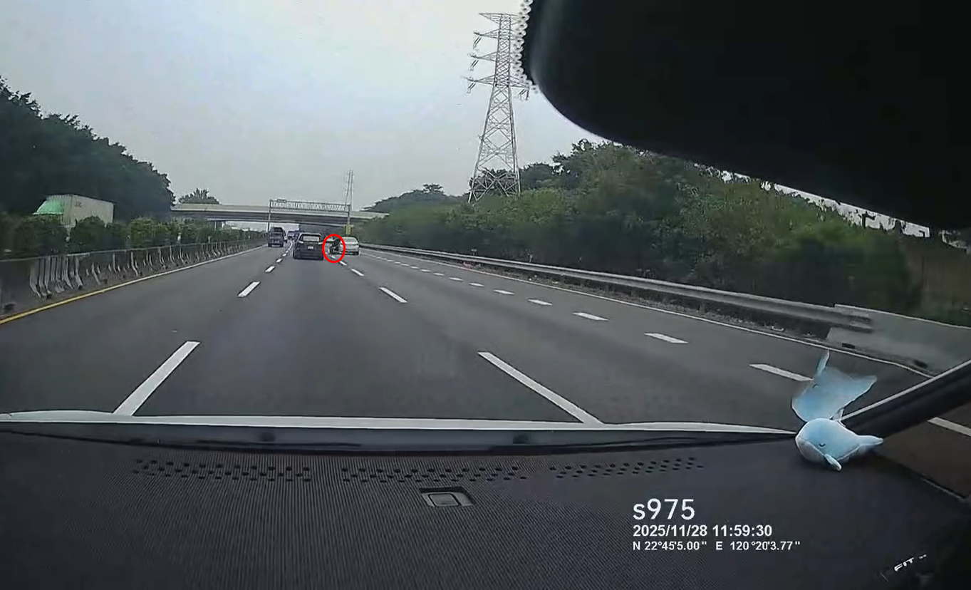 ▲▼國道一號北上路段發生驚險一幕，前方車輛車門突然打開、一名男子掉落在地上翻滾。（圖／翻攝臉書／爆料公社）