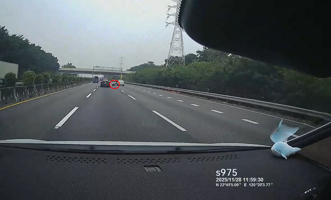 ▲▼國道一號北上路段發生驚險一幕，前方車輛車門突然打開、一名男子掉落在地上翻滾。（圖／翻攝臉書／爆料公社）