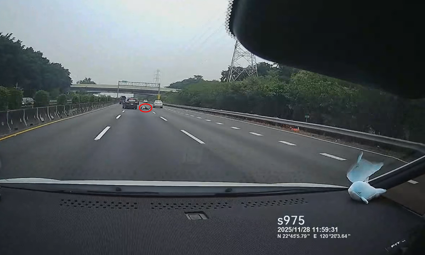 ▲▼國道一號北上路段發生驚險一幕，前方車輛車門突然打開、一名男子掉落在地上翻滾。（圖／翻攝臉書／爆料公社）