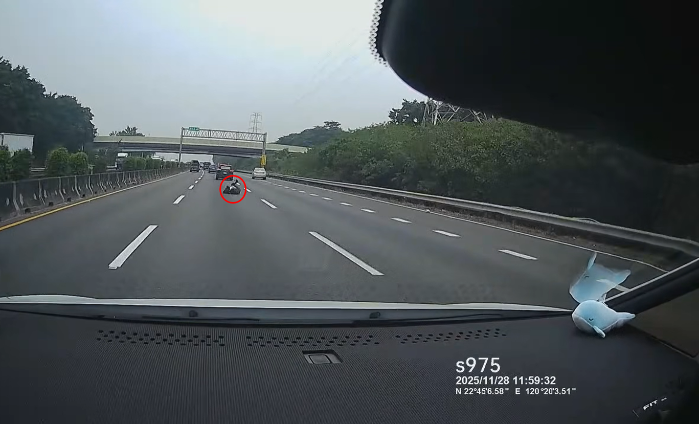 ▲▼國道一號北上路段發生驚險一幕，前方車輛車門突然打開、一名男子掉落在地上翻滾。（圖／翻攝臉書／爆料公社）