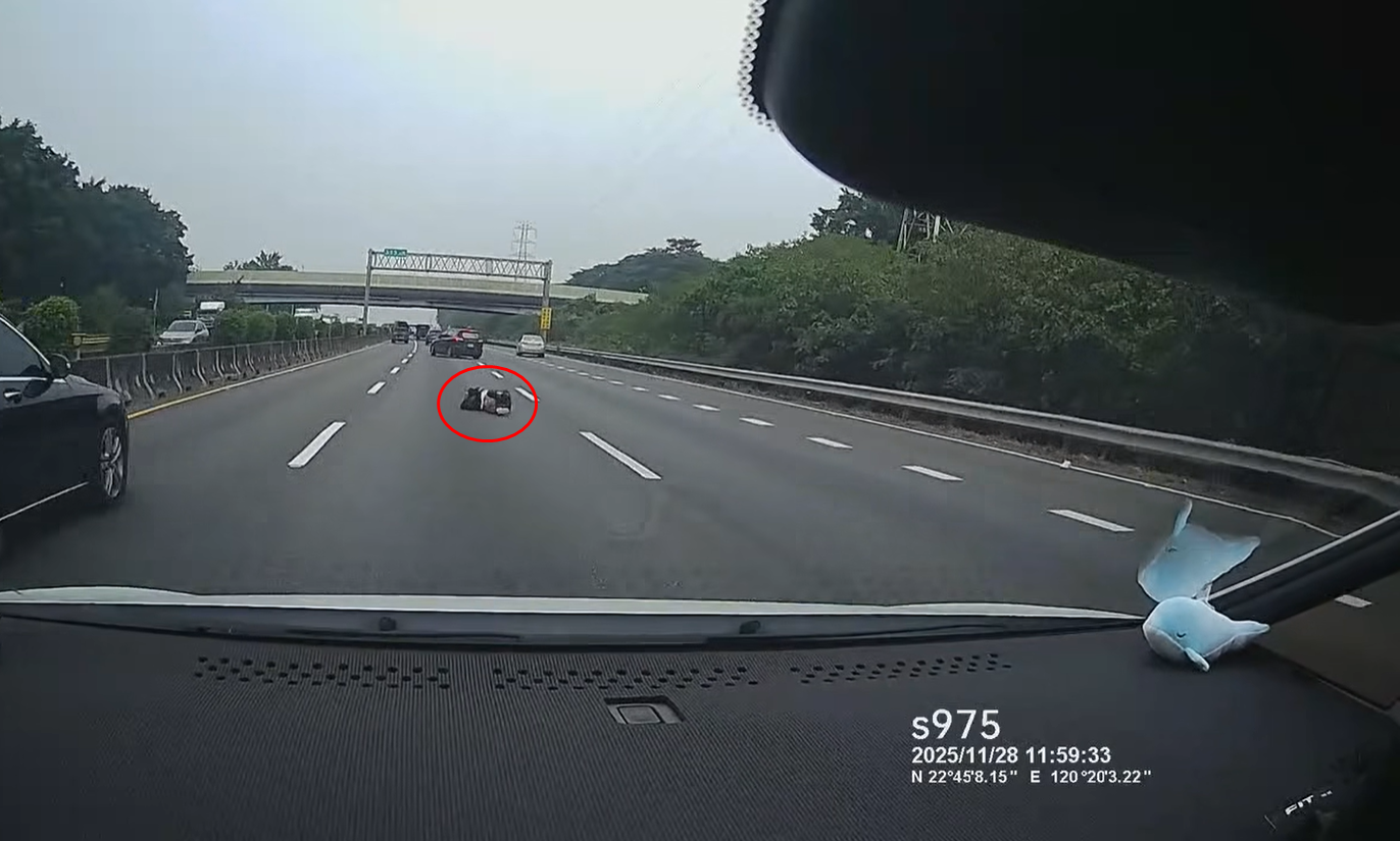 ▲▼國道一號北上路段發生驚險一幕，前方車輛車門突然打開、一名男子掉落在地上翻滾。（圖／翻攝臉書／爆料公社）