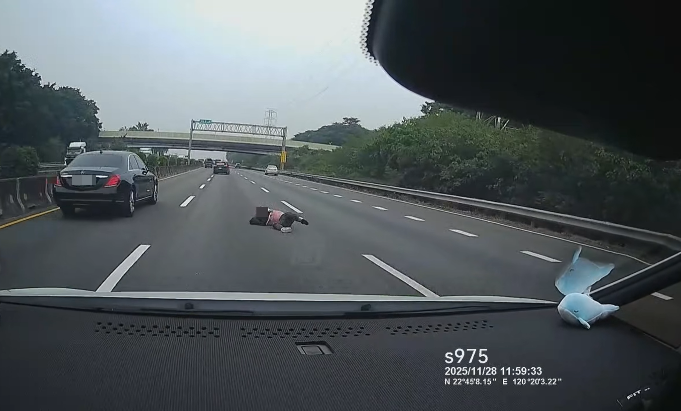 ▲▼國道一號北上路段發生驚險一幕，前方車輛車門突然打開、一名男子掉落在地上翻滾。（圖／翻攝臉書／爆料公社）