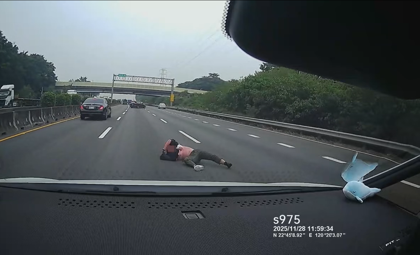 ▲▼國道一號北上路段發生驚險一幕，前方車輛車門突然打開、一名男子掉落在地上翻滾。（圖／翻攝臉書／爆料公社）