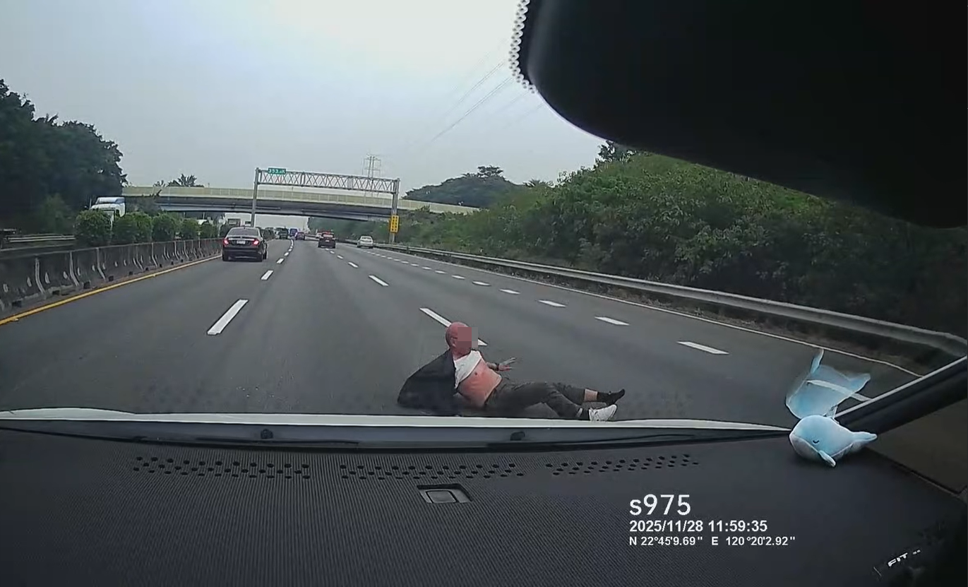 ▲▼國道一號北上路段發生驚險一幕，前方車輛車門突然打開、一名男子掉落在地上翻滾。（圖／翻攝臉書／爆料公社）