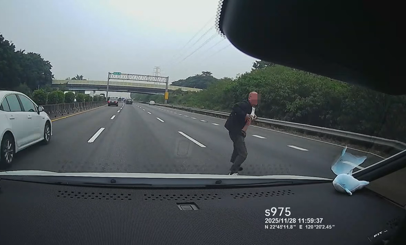 ▲▼國道一號北上路段發生驚險一幕，前方車輛車門突然打開、一名男子掉落在地上翻滾。（圖／翻攝臉書／爆料公社）