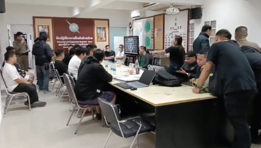 ▲▼台男與15同夥「曼谷被逮」畫面曝！。（圖／翻攝自Khaosod）