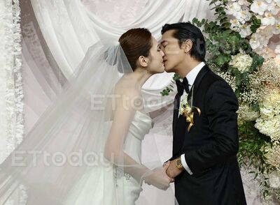 獨／美到像拍電影！ 邱澤、許瑋甯「閉眼深吻」內部照曝光　賓客：好感動