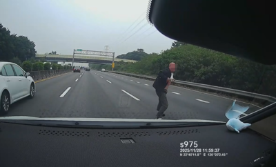 國道行駛到一半「前車掉出一個人」！驚險翻滾畫面曝光